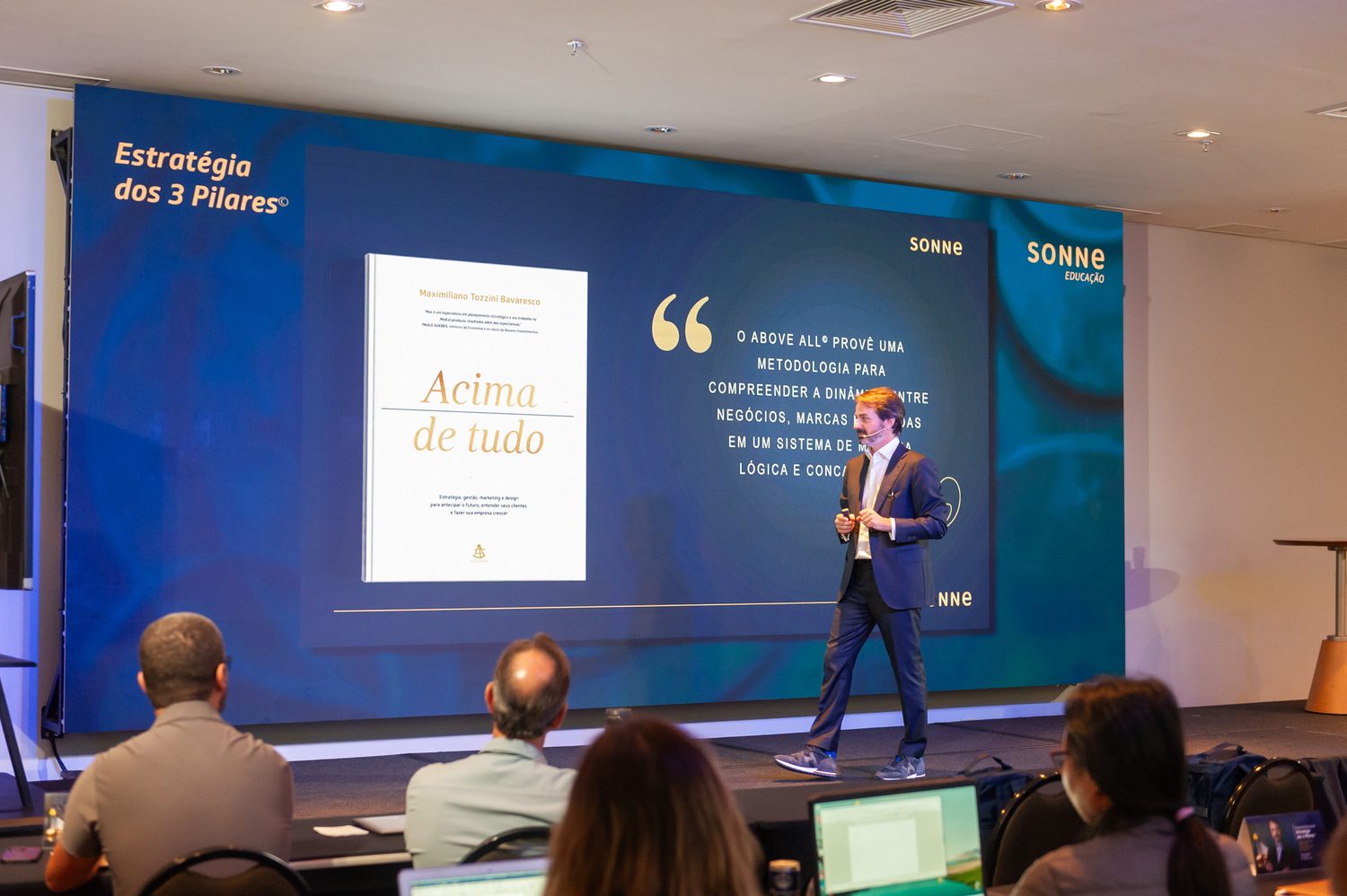 Max Bavaresco apresentando o livro ACIMA DE TUDO© em edição anterior do programa